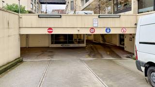 In Residentie Binnenhof, gelegen op verdieping -2, in het midden van het Leuvense stadscentrum, hebben we deze afgesloten parkingbox (nummer 196) te huur.<br /><br />De parking is zeer gemakkelijk te bereiken, zowel vanuit de stad zelf, als van buiten de stad via de stadsring.<br /><br />De box kan worden afgesloten en is onmiddellijk beschikbaar. De huurprijs bedraagt 110 euro per maand.<br /><br />Contacteer ons gerust voor meer info.