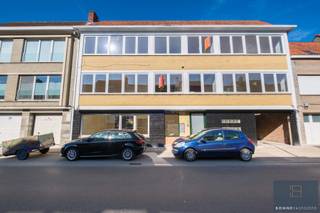 Ontdek dit gelijkvloersappartement van maar liefst 134m² met 3 slaapkamers én privatieve tuin met terras.<br /><br />Het appartement werd gerenoveerd en voorzien van nieuwe: leidingen, vloeren, badkamer, keuken, …<br /><br />Het appartement is ingedeeld in:<br />Inkom, 2 bijzonder grote slaapkamers (waarvan 1 met eigen douchekamer), berging, apart toilet, badkamer, leefruimte (met zithoek en eetplaats) met aanpalend de derde slaapkamer/bureau en open keuken (met Bosch toestellen: kookplaat, dampkap, oven, microgolfoven, koelkast, diepvries, vaatwas en spoelzone) met toegang tot de tuin. De tuin beschikt over een bijzonder groot heraangelegd terras.<br /><br />Het appartement wordt afzonderlijk verwarmd met gloednieuwe eigen centrale verwarmingsketel op aardgas. Aankoop staanplaats aan €15.000 . of upgrade mogelijk naar garagebox aan €35.000.<br /><br />Absoluut pluspunt: de centrale ligging! Deze wordt gestaafd door de Mobiscore van 9/10.<br /><br />Aarzel niet Bonne Vastgoed te contacteren voor meer info via 050/73.73.73 of info@bonnevastgoed.be