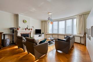 <p><span><strong>Ruim en lichtrijk appartement met 2 slaapkamers en vernieuwd terras nabij het Rivierenhof. Er is een ondergrondse garagebox verplicht mee aan te kopen aan €30.000,00-, die voldoende ruim is voor 2-3 wagens in cascade.</strong><br /><br /></span><strong>Indeling:<br /></strong>Via de centrale inkomhal op <strong>authentieke natuursteen</strong> betreedt u <strong>de ruime, lichtrijke leefruimte op visgraatparket</strong> met grote raampartijen. Aansluitend bevindt zich de volledig geïnstalleerde keuken, uitgerust met <strong>nieuwe kwaliteitstoestellen</strong>, waaronder een inductievuur met NOVY dampkap, Miele vaatwasser, Ingebouwde ijskast en diepvries, spoelbak, combi-oven, oven en meer dan voldoende kastruimte. Vanuit de keuken heeft u toegang tot <strong>een praktische berging met aansluiting voor wasmachine, droogkast en een condenserende ketel van Vaillant.</strong></p>
<p>De inkomhal leidt u verder naar de overige ruimtes van het appartement: <strong>twee slaapkamers</strong>, een apart gastentoilet en <strong>een badkamer</strong> voorzien van een inloopdouche en een dubbele wastafel. Vanuit beide slaapkamers heeft u toegang tot <strong>het zonnige terras</strong> aan de achterzijde van het gebouw.<br /><br /><strong>Bijzonderheden:</strong><br /><strong>Gunstig EPC - B-label;</strong><br /><span>Mogelijkheid tot 3 slaapkamers;</span><br /><span>Elektriciteit conform AREI;</span><br /><span>Ruim </span><strong>terras</strong><span> achteraan;</span><br /><span>Ondergrondse </span><strong>garagebox</strong><span> <strong>verplicht bij aan te kopen</strong>: €30.000;</span><br /><span>Vernieuwde ramen.<br /><br /><strong>Ligging:</strong><br />Het appartement bevindt zich op <strong>een toplocatie in Deurne, </strong>op wandelafstand van het Rivierenhof wat ideaal is voor wandelaars, sporters en gezinnen. Ook qua bereikbaarheid scoort deze locatie uitstekend met in de directe <strong>nabijheid openbaar vervoer, winkels, scholen en belangrijke uitvalswegen.</strong><br /></span></p>