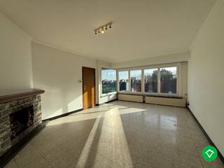 Dit appartement op de 3e verdieping is gelegen op een uiterst centrale ligging te Roeselare, kortbij voldoende noodzakelijke voorzieningen,...