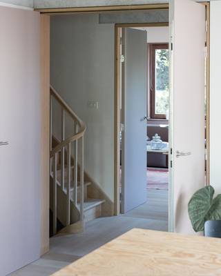 Op een rustige en groene locatie in Merelbeke Flora, nabij Kasteel Ten Berg, bevindt zich deze karaktervolle halfopen architectenwoning (180m²) op een mooi perceel van ca. 660 m².<br />Een unieke woning voor wie houdt van ruimte, privacy, groen en wonen met karakter.<br /><br />De woning is volledig onderkelderd en beschikt over een garage, kelderruimte en wasplaats. Op het gelijkvloers vindt u een ruime inkom- en trappenhal, toilet, gezellige zithoek met houtkachel, een ruime eetplaats en een volledig uitgeruste keuken. Zowel de eetplaats als keuken genieten van een prachtig zicht op de bijzonder groene tuin.<br />De tuin is een echte troef, met een grote variatie aan bomen, planten en struiken. Achteraan bevindt zich een ruime schuur, ideaal als atelier, hobbyruimte of voor de handige doe-het-zelver.<br />Op de 1e verdieping zijn er een master bedroom met hoge plafonds, 2 bijkomende slaapkamers en een ruime badkamer met ligbad, inloopdouche en dubbele lavabo.<br />De bovenste verdieping biedt nog een praktische bureau-/hobbyruimte met zicht op het groen.<br /><br />De ligging combineert rust met een vlotte bereikbaarheid: nabij winkels en voorzieningen, met goede verbindingen naar Gent en de omliggende gemeenten. Ook per fiets is Gent vlot bereikbaar.<br /><br /><strong>Huurprijs</strong>: €1.865/maand + €110/maand voor tuinonderhoud. <br /><strong>Vrij onmiddellijk. Geen huisdieren en geen co-housing.</strong><br /><br />De eigenaar zoekt een zorgzame huurder die de woning, met haar houten vloeren en karaktervolle elementen, met respect onderhoudt.<br /><br />Bezoeken uitsluitend na afspraak: Tine – 0474 97 00 22 of tine@tvevastgoed.be
