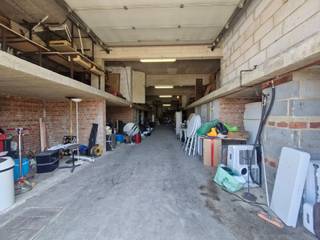 Structura.biz stelt u dit pand voor op een toplocatie, vlakbij het centrum van Eigenbrakel.Wat u zeker zal aanspreken: * Een magazijn van 200 m²,...