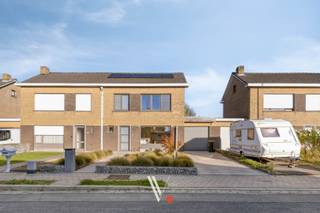 <p>In de Rozemondlaan in Izegem vinden we deze <strong>charmante woning</strong>. De rustige ligging en praktische indeling maken dit een aangename plek om thuis te komen. Met z'n <strong>bewoonbare oppervlakte van 183 m²</strong> is er aan ruimte geen gebrek! <br /><br />De woning werd <strong>in 2020 volledig onder handen genomen</strong>. Bovendien werd de woning van <strong>zonnepanelen</strong> voorzien.<br />Mede hierdoor werd een gunstig <strong>EPC-label B</strong> bereikt! <br /><br /><strong>Indeling:</strong><br /><strong>Gelijkvloers</strong>: ruime woonkamer met open keuken. eveneens is er een eerste ruimte die multifunctioneel kan worden ingezet. Momenteel wordt er een kapsalon uitgebaat, maar kan ook perfect dienen als <strong>slaapkamer</strong> of bureauruimte. Aan de woning is er rechtstreekse verbinding met de <strong>dubbele garage</strong>.<br /><br /><strong>Eerste verdieping</strong>: Twee volwaardige slaapkamer en een ruime badkamer voorzien van inloopdouche, dubbele lavabo en ligbad <br /><br /><strong>Tweede verdieping</strong>: de zolderruimte is toegankelijk via een vaste trap en momenteel ook als kleine kamer ingericht. <br /><strong>exterieur</strong>: De oostgerichte tuin<br /><br />Op zoek naar een gezellige woning in Izegem? Contacteer Vanthuyne Vastgoed voor meer informatie of een bezoek ter plaatse!</p>