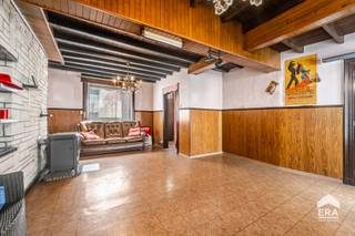 [[ DIT PAND NEEMT DEEL AAN DE ERA OPEN HUIZEN DAG OP 19/9 VAN 17:30 TOT 18:30 ]]
<p>Op zoek naar een woning die je volledig naar eigen smaak en wensen kan renoveren? Dit pand biedt <strong>heel wat mogelijkheden!</strong><br /><br />Op het gelijkvloers bevinden zich een <strong>ruime living, keuken en badkamer</strong>. Daarnaast beschikt de woning over een garage, ideaal voor het stallen van fietsen en moto’s of als extra bergruimte. Via de <strong>garage</strong> is er rechtstreeks toegang tot de <strong>grote, goed onderhouden tuin</strong>, die dankzij de <strong>zuidoostelijke oriëntatie</strong> geniet van een uitstekende zonligging.</p>

<p>Op de bovenverdieping bevinden zich <strong>4 slaapkamers</strong>, waarvan 2 ruime slaapkamers en 2 kinderkamers. Dankzij de ligging nabij het <strong>openbaar vervoer</strong> geniet de woning bovendien van een vlotte bereikbaarheid.</p>

<p>Het pand kan <strong>gerenoveerd worden of afgebroken en heropgebouwd worden aan 6% btw</strong>, indien aan de wettelijke voorwaarden wordt voldaan.<br /><br />P-score: A / G-score: A</p>

<p>Renovatieverplichting: ja.</p>

<p>Interesse? Contacteer ons vandaag nog om een bezoek in te plannen via living@era.be of 053 41 40 25!</p>