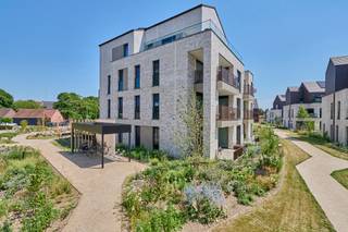 <span><strong>85% VERKOCHT! Grijp nu je kans </strong>alvorens het project is uitverkocht.<strong><br />Geniet van 6% btw, zeer interessant voor investeerders en eigen bewoners! </strong>Informeer naar de voorwaarden. <br /><span><br />Wij zijn elke woensdag van 13 uur tot 16 uur aanwezig</span>. <br />Bekijk het volledig project op: https://www.jansenrealestate.be/agnetenpark/4764739/<strong><br /></strong><br />Agnetenpark, Altijd thuis, overal dichtbij...</span><br /><br /><span>Agnetenpark is een échte nieuwe buurt met verschillende woningtypes voor iedereen en voor elke (gezins)situatie. Maar in Agnetenpark leef je niet alleen op maat van de mensen maar ook op maat van morgen. Zo is er aandacht voor duurzame energie - denk maar aan zonnepanelen, geothermie (warmtepomp met aardwarmte) en waterrecuperatie - én duurzame mobiliteit. De woningen dragen ook het BEN-label (Bijna Energie Neutraal). Het E-peil ligt onder E20 waardoor er 5 jaar vrijstelling is op het kadastraal inkomen. </span><br /><br /><span>Er wordt een nieuw buurtpark aangelegd aan de Kloosterstraat waardoor je kan genieten van het uitbundige groen tijdens een rustgevende wandeling of een gezellige namiddag met buren en vrienden.<br /><br /></span><span><strong>Parkwoning A appartement 2.1 op de tweede verdieping:</strong></span><br />-Bewoonbare oppervlakte: 72m²<br />-Oppervlakte terras: 6m²<br />-1 slaapkamer<br />-Aparte berging<br /><br />Vermelde prijs is exclusief ondergrondse parkeerplaats, berging, fietsberging en exclusief registratie, btw en notariskosten.<br /><br /><span>Ook wordt er in Agnetenpark gezorgd voor het beste wooncomfort. Alle afwerkingskeuzes werden gemaakt én is er standaard vloerverwarming voorzien. Ondergrondse staanplaatsen, kelder- en fietsenbergingen zorgen voor het mobiele comfort. Verder zorgen de kwalitatieve afwerking en veel lichtinval in de leefruimtes voor een heerlijk thuis-gevoel. Op de ruime terrassen is er uitzicht over de stad Peer en het uitbundige groen.</span><span><br /><br />Een gevarieerd aanbod met een topafwerking, zorg voor de toekomst, het heden en het verleden, dat is wat het groene project Agnetenpark omschrijft. Bovendien kan je aankopen aan 6% btw (ovw).<br /><br />In dit project is geïnvesteerd in een efficiënt en duurzaam geothermisch verwarming en koeling systeem (KWO systeem) dat samen met zonnepanelen en warmtepompen zorgt voor een zeer lage energiefactuur. Meer info over dit systeem vind je hier: www.jansenrealestate.be/wat-is-een-kwo-systeem<br /><br />Neem vandaag nog contact op voor een afspraak op 011 39 90 50. Spring ook eens binnen in het dienstencentrum De Perelaar gelegen op de site van Agnetenpark.<br /><br />Wij ontzorgen je ook voor de <strong>verkoop </strong>van je <strong>huidige woning</strong>! Voor meer uitleg helpen we je graag verder.<br /><br /><em>Getoonde renders en plannen zijn indicatief.</em></span>