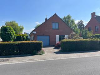Deze woning is gelegen in een rustige straat in residentiële omgeving te Male met scholen, buurtwinkel, bakker, slager, … op...