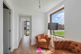 <strong>Instapklare gezinswoning met extra bouwgrond op een toplocatie</strong><br />Welkom in deze charmante en instapklare woning, gelegen op een mooi perceel van maar liefst <strong><span>803 m²</span></strong><strong>.</strong> De eigendom bestaat uit <strong><span>401 m² grond met woning</span></strong> en een bijkomende <strong><span>bouwgrond van 402 m</span></strong><strong>²</strong>, wat zorgt voor extra ruimte, mogelijkheden en toekomstwaarde.<br />Binnen geniet je van een aangename bewoonbare oppervlakte van <strong><span>128 m²</span></strong><strong>.</strong> De woning is praktisch en huiselijk ingericht en beschikt over <strong><span>drie ruime slaapkamers</span></strong><strong>,</strong> waardoor ze perfect is voor gezinnen, koppels of wie graag wat extra plaats heeft.<br />De woning heeft een gunstig <strong><span>EPC-label B</span></strong>, wat zorgt voor een energiezuiniger en comfortabeler woongevoel.<br />Ook de ligging is een grote troef: rustig, aangenaam en toch zeer goed gelegen. Hier kom je thuis in een omgeving waar comfort, ruimte en mogelijkheden mooi samenkomen.<br /><strong>Interesse in een bezoek? Bel gerust naar 0495 534 865.</strong><br />