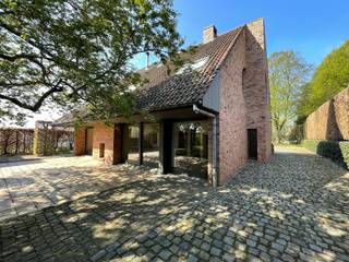 SOUS OPTION Vidéo de présentation disponible : https://youtu.be/p9fmXeLqLrM Dans une belle rue résidentielle de standing, grande propriété...