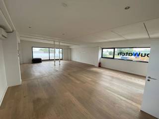 <p><strong>ALGEMEEN</strong><br />Instapklare kantoorruimte van ca. 158 m² te huur op de tweede verdieping van een recent bedrijfsgebouw op het bedrijventerrein Zwaluwbeek - Hogenakkerhoek in Kruibeke. Dankzij de gunstige ligging nabij de E17 geniet het pand van een uitstekende bereikbaarheid.<br /><br /><strong>KENMERKEN</strong></p>
<ul>
<li>Kantoorruimte van ca. 158 m²</li>
<li>Open landschapskantoor met terras</li>
<li>Privatief sanitair</li>
<li>Onmiddellijk beschikbaar</li>
</ul>
<p><strong>FINANCIEEL</strong><br />Huurprijs: 120 euro/m²/jaar excl. kosten<br />Jaarlijkse huurprijs: €18.960/jaar excl. kosten<br />Maandelijkse huurprijs: €1.580/maand excl. kosten<br /><br />Brandverzekering: 1,06 euro/m²/jaar<br />Parkingplaatsen: 400 euro/jaar/plaats</p>