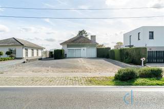 <p><span>Ruime bungalow met tal van mogelijkheden en een grote tuin te koop in het rustieke Laarne!</span></p><p><span>In een groene, landelijke omgeving te Laarne bevindt zich deze ruime bungalow met een bebouwde oppervlakte van 235 m². De woning is gunstig gelegen nabij een verbindingsweg naar het centrum van Laarne, waar u terechtkunt voor diverse winkels, diensten en andere dagelijkse voorzieningen. Tegelijkertijd geniet u hier van een rustgevend uitzicht op de omliggende weilanden en het groene landschap.</span></p><p><span>Alle ruimtes bevinden zich op het gelijkvloers, wat zorgt voor een praktische en comfortabele indeling. Via de inkomhal, voorzien van een gastentoilet, komt u in de leefruimte. Dankzij de grote raampartijen geniet deze woonruimte van een aangename natuurlijke lichtinval. De leefruimte sluit aan op de eethoek en vormt zo het gezellig hartje van de woning. Achteraan bevindt zich de landelijk ingerichte keuken, uitgerust met de basistoestellen. Aansluitend vindt u een praktische berging met extra washok. De centrale gang geeft toegang tot vier slaapkamers, zijnde 1 ruime hoofdslaapkamer en 3 bijkomende kleinere kamers die flexibel kunnen worden ingericht. De badkamer is uitgerust met een ligbad en een vernieuwd lavabomeubel.</span></p><p><span>Een absolute troef van deze eigendom is de zeer ruime, aangebouwde garage. Deze biedt niet alleen voldoende plaats voor het parkeren van voertuigen, maar kan eveneens dienstdoen als extra opslagruimte, hobbyruimte of atelier.</span></p><p><span>Ook buiten heeft deze woning heel wat te bieden. De grote, volledig omheinde tuin beschikt reeds over een moestuintje en biedt veel opties om naar eigen wens in te richten. De terrassen achteraan en aan de zijkant van de woning laten u toe om op zonnige dagen volop van buiten te genieten. Vooraan zorgt de royale oprit bovendien voor veel parkeermogelijkheden en een aangename afstand tussen de woning en de openbare weg.</span></p><p><span>Op technisch vlak beschikt de woning over een EPC-label D. De vraagprijs voor deze woning bedraagt 345.000 euro exclusief registratierechten. </span></p><p><span>Deze bungalow vormt een interessante opportuniteit voor wie op zoek is naar een ruime woning op een landelijke locatie en bereid is om mits renovatie en persoonlijke afwerking er een prachtige thuis van te maken. Dankzij de praktische gelijkvloerse indeling, de vier kamers, de grote garage en de ruime tuin biedt deze eigendom een uitstekende basis. Bent u op zoek naar een woning met veel potentieel, gelegen in een rustige groene omgeving? Aarzel niet om contact op te nemen en maak nu uw afspraak via anais@vastgoed-dc.be of de website! </span></p>