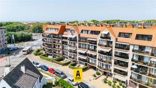 Ruim en zonnig appartement gelegen in een rustige straat vlak aan zee en op wandelstand van de winkels en het openbaar vervoer. Verzorgde en rustige residentie met lift. Vierde verdieping. Erg mooi open zicht! Ideale zuidwestoriëntatie, daardoor vanaf 11u tot 's avonds de zon. Perfect onderhouden. Indeling: inkom, apart toilet, ruime woonkamer met open geïnstalleerde keuken, aparte berging, terras met open zicht aan zonnezijde, achteraan twee slaapkamers,  badkamer met lavabomeubel en ligbad. Goed epc! Uitzonderlijk aanbod!