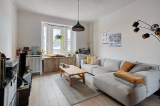 <p><span>Ruim triplex met dakterras op toplocatie</span></p><p><span> </span></p><p><span>In een bijzonder gunstige ligging, vlak bij het stadscentrum, bevindt zich dit ruime triplexappartement. Openbaar vervoer ligt praktisch voor de deur met een tramhalte op wandelafstand, net als het station en de lokale wekelijkse markt. Ook een park in de buurt zorgt voor extra groen en ontspanning. Dankzij deze ligging geniet het pand van een uitstekende mobiscore.</span></p><p><span> </span></p><p><span>Het appartement maakt deel uit van een kleinschalig gebouw en beschikt over een private inkom, wat meteen zorgt voor een sterk gevoel van onafhankelijkheid en privacy. Hoewel het juridisch een mede-eigendom betreft, is de verbondenheid met de andere entiteiten minimaal voelbaar. De gemeenschappelijke kosten blijven daardoor zeer beperkt, buiten de verplichte blokverzekering en eventuele gezamenlijke onderhoudswerken.</span></p><p><span> </span></p><p><span>Bij het binnenkomen is er een ruime inkomhal met voldoende plaats voor fietsen of extra opbergruimte. Via de trap bereiken we de eerste verdieping waar zich de leefruimte bevindt. Deze bestaat uit een open keuken met eetgedeelte en een gezellige zithoek. De aanwezigheid van parketvloeren en een charmante erker creëren hier een warme en lichtrijke sfeer. Op dit niveau vinden we verder nog een apart toilet en een praktische wasruimte.</span></p><p><span> </span></p><p><span>Een echte troef is het royale dakterras van circa 32 m². Deze buitenruimte biedt alle comfort om in alle rust of in gezelschap te genieten van zonnige momenten.</span></p><p><span> </span></p><p><span>Op de bovenste verdieping bevinden zich twee volwaardige slaapkamers (ca. 13 m² en 15 m²) en een badkamer uitgerust met een inloopdouche, dubbel lavabomeubel en een aparte technische ruimte voor de cv-installatie.</span></p><p><span> </span></p><p><span>Tot slot beschikt het pand over een zeer ruime kelder van ongeveer 44 m², ideaal als extra berging.</span></p><p><span> </span></p><p><span>Parkeermogelijkheden zijn aanwezig in de directe omgeving, onder meer ter hoogte van de nabijgelegen supermarkt.</span></p><p><span> </span></p><p><span>Een ideaal aanbod voor wie ruimte, comfort en een centrale ligging weet te waarderen. Zeker een bezoek waard.</span></p>