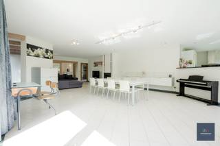 Inschrijven via ; www.makelaarshuys.be ; Deze kwalitatief gebouwde villa uit 1996 combineert ruimte, comfort en een doordachte indeling op een uitzonderlijk perceel van 1.862 m². De woning werd steeds met zorg onderhouden en biedt alles wat een gezin nodig heeft om aangenaam en stijlvol te wonen.<br /><br />Bij het binnenkomen wordt u verwelkomd in een ruime inkomhal met gastentoilet. De lichtrijke leefruimte vormt zonder twijfel het hart van de woning. Hier geniet u van een royale zithoek, een gezellige eetplaats en een afzonderlijke bureauruimte die perfect afsluitbaar is voor wie thuiswerkt of extra privacy wenst. Dankzij de grote raampartijen geniet u overal van een prachtig zicht op de tuin en een aangename verbinding met buiten.<br /><br />Aansluitend bevindt zich de volledig uitgeruste keuken, voorzien van alle nodige toestellen. Naast de keuken vindt u een praktische berging en een aparte wasplaats.<br /><br />Op de verdieping bevinden zich vier volwaardige slaapkamers. 2 ruime kinderkamers kijken uit over de prachtige tuin, daarnaast is er een comfortabele logeerkamer en een royale masterbedroom met geïntegreerde bureauruimte. De woning beschikt bovendien over 2 badkamers.<br /><br />Verder is er een inpandige garage en een ruime, droge kelder.<br /><br />Buiten geniet u van een prachtige, uitgestrekte tuin die niet alleen veel privacy biedt, maar ook verrassend onderhoudsvriendelijk is. Het grote perceel vormt een oase van rust waar kinderen vrij kunnen spelen en waar u volop kunt genieten van het buitenleven.