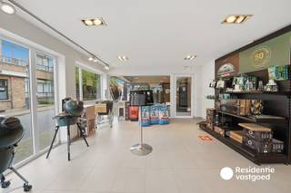 Op een gunstige locatie in Ettelgem, deelgemeente van Oudenburg, vinden we deze verzorgde handelszaak met een bruikbare oppervlakte van 87 m². Het pand werd gebouwd in 2007 en biedt dankzij de ruime en praktisch ingedeelde handelsruimte tal van mogelijkheden voor ondernemers en zelfstandigen.<br /><br />De handelsruimte beschikt over een aangename tegelvloer en wordt verwarmd met een pelletkachel, terwijl er eveneens een gasaansluiting aanwezig is. De grote raampartijen in PVC met dubbele beglazing zorgen voor een aangename lichtinval en een verzorgde uitstraling. De aanwezige verlichting blijft behouden, wat een bijkomend voordeel vormt voor de toekomstige uitbating.<br /><br />Naast de ruime handelsruimte is er een sanitaire ruimte voorzien met toilet en lavabo, evenals een praktische berging die extra opslagmogelijkheden biedt. De indeling laat toe om de ruimte flexibel in te richten volgens de behoeften van de nieuwe eigenaar of gebruiker.<br /><br />Dankzij de combinatie van de goede bereikbaarheid, de praktische indeling en de veelzijdige handelsruimte vormt dit pand een interessante opportuniteit voor wie op zoek is naar een eigen handelsruimte in de regio Oudenburg-Ettelgem.<br /><br />Interesse? Contacteer ons en plan uw bezoek in!