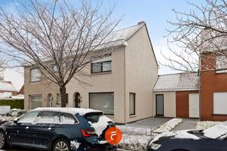 Een recent volledig gerenoveerde en schilderklare woning gelegen in een gezinsvriendelijke buurt. Het huis omvat een inkomhal met apart toilet, ruime woonkamer, volledig ingerichte leefkeuken en een ruime badkamer beneden. Droge voorraadkelder. Boven zijn 2 ruime slaapkamers, een bureau/wasplaats en een toilet met grote wastafel. De ruime bergzolder boven biedt de mogelijkheid tot extra kamer(s) mits het voorzien van een vaste trap. Achteraan is een perfect aangelegde, zuidgerichte tuin met ruime garage en uitweg achteraan. Door de aangename terrasoverkapping (met ledverlichting) kan je bovendien het hele jaar door van de tuin genieten! Totale perceeloppervlakte: 303 m2.