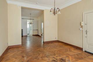 Dit karaktervolle pand in Mechelen biedt een unieke kans voor renovatie of als investering. <br /><br />Op het gelijkvloers bevindt zich een overdekte koer, een ruime living met aansluitende eetkamer, een keuken, een badkamer met toilet en één slaapkamer. Vanuit deze verdieping is er ook toegang tot de kelder. De eerste verdieping omvat een living, eetkamer, keuken, badkamer met toilet en twee slaapkamers. Vanuit de living is er bovendien toegang tot een aangenaam terras aan de achterzijde van het gebouw. De tweede verdieping biedt eveneens een living, een eetkamer met open keuken, een badkamer met toilet en twee slaapkamers.<br /><br />Deze karaktervolle woning vormt een interessant renovatieproject met veel potentieel. Dankzij de ligging aan de stadsrand van Mechelen, in de nabijheid van winkels, scholen en openbaar vervoer, is dit een uitstekende kans om een uniek pand volledig naar eigen wens te transformeren.<br /><br />Interesse? Vraag je bezoek aan!