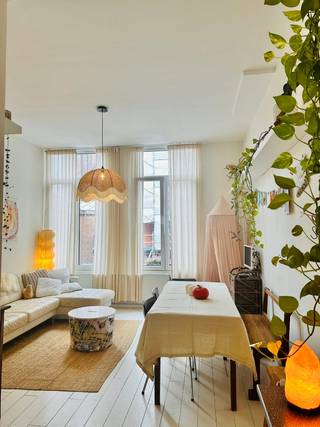 Charmante stadswoning nabij het Krugerplein.<br /><br />Voor het inplannen van een bezoek, neem contact op via ruth_donne@hotmail.com of 0499/235902<br /><br />Op zoek naar een karaktervolle stadswoning met een verrassend ruime indeling, veel privacy en mogelijkheden om de woning volledig naar eigen smaak in te richten? Deze charmante woning in de Sint-Mattheusstraat 19 in Borgerhout combineert authentieke elementen met een praktische indeling over drie woonlagen en is gelegen op een centrale en aangename locatie.<br /><br />Op het gelijkvloers bevindt zich momenteel een ruime polyvalente leefruimte, die vandaag gebruikt wordt als bureau en dressing. Deze ruimte kan eenvoudig worden ingericht als derde slaapkamer, thuiskantoor, hobbyruimte of extra leefruimte. Op dezelfde verdieping bevindt zich de badkamer. De badkamer is functioneel, maar vraagt nog renovatie en biedt daardoor de mogelijkheid om ze volledig naar eigen smaak en wensen te vernieuwen.<br /><br />De woning is bovendien volledig onderkelderd, wat zorgt voor heel wat extra bergruimte.<br /><br />Op de eerste verdieping bevindt zich de huidige leefverdieping met een gezellige keuken en leefruimte. Dit is het hart van de woning: een aangename plek om te koken, te eten, te ontspannen en samen te leven.<br /><br />De tweede verdieping omvat twee slaapkamers. De hoofdslaapkamer beschikt over een apart toilet en douche. Daarnaast is er een tweede slaapkamer, ideaal als kinderkamer, logeerkamer of extra bureau.<br /><br />Een bijzonder pluspunt van deze woning is het vrije en open gevoel aan de voorzijde. Recht tegenover de woning bevindt zich de Peperbus, waardoor er geen rechtstreekse inkijk is van een tegenoverliggende woning. <br /><br />Ook de ligging is een grote troef. De woning bevindt zich in een gezellige buurt van Borgerhout, op wandelafstand van het Krugerplein, met winkels, horeca, openbaar vervoer en dagelijkse voorzieningen in de nabije omgeving. Dankzij de centrale ligging zijn onder meer het Krugerplein en de Turnhoutsebaan vlot bereikbaar.<br /><br /><br />