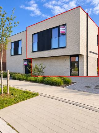 <strong>Halfopen nieuwbouwwoning te koop – Monica Vancloosterstraat, Roeselare (Beveren)</strong><br /><br />Deze moderne<strong> halfopen nieuwbouwwoning </strong>maakt deel uit van een stijlvol nieuwbouwproject in de rustige Monica Vancloosterstraat te Roeselare (Beveren).<br />Met een perceel van <strong>285 m²</strong> en een doordachte indeling biedt deze woning comfort, ruimte en energiezuinig woonplezier.<br /><br /><strong>Indeling gelijkvloers</strong><br />Via de inkomhal kom je binnen in de <strong>lichtrijke leefruimte met open keuken</strong>, ontworpen voor maximaal licht en een ruimtelijk gevoel. Aansluitend bevindt zich een <strong>grote berging van 9 m²</strong>, ideaal als voorraad- of wasruimte.<br />De woning beschikt verder over een <strong>tuinberging, carport, ruime oprit, terras</strong> en een aangelegde tuin — perfect om meteen zorgeloos te genieten van je nieuwe thuis.<br /><br /><strong>Indeling verdieping</strong><br />Op de bovenverdieping vind je een functionele <strong>nachthal</strong>, die ook de mogelijkheid biedt om een <strong>bureau of werkhoek</strong> te creëren.<br />Daarnaast zijn er <strong>drie slaapkamers</strong> (21 m², 12 m² en 12 m²) en een volledig uitgeruste badkamer met<strong> inloopdouche, ligbad en dubbel lavabomeubel</strong>. Een <strong>afzonderlijk toilet </strong>en bovenberging maken deze verdieping volledig.<br /><br /><strong>Energiezuinig &amp; modern</strong><br />Zoals de andere woningen in het project is ook deze woning <strong>energiezuinig </strong>(E-peil ≤ 30) en uitgerust met <strong>zonnepanelen</strong>, een <strong>warmtepomp </strong>en <strong>vloerverwarming</strong>.<br />Dankzij deze technieken geniet je van een laag energieverbruik en een toekomstgerichte woning.<br /><br /><strong>Topligging</strong><br />De woning ligt in een rustige, nieuwe woonomgeving in Beveren (Roeselare), met:
<ul>
	<li><strong>Snelle verbinding naar de E403</strong> (Brugge – Kortrijk)</li>
	<li><strong>Vlotte bereikbaarheid van het centrum van Roeselare</strong></li>
	<li>Winkels, scholen en sportfaciliteiten in de buurt</li>
	<li>Een kindvriendelijke woonomgeving met groene accenten</li>
</ul>
<br /><strong>Perceel: 285 m²</strong><br /><br />* Foto's binnenzijde van een gelijkaardige woning *<br /><br />Neem contact voor een vrijblijvend bezoek via <strong>051 21 11 11</strong> of <strong>matias@imfiro.be</strong>