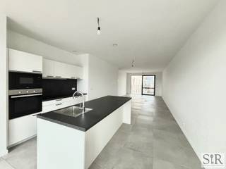 Dit stijlvol nieuwbouw appartement is gelegen op een boogscheut van het centrum van Mechelen in een opkomende wijk aan "Den Ouwen Dok". De ramen van de woonkamer en een terras bieden uitzicht op de authentieke gevel van het vroegere zwembad van Mechelen en binnentuin die weldra aangeplant wordt. <br />Dankzij de ligging heb je horeca en winkels binnen handbereik en bovendien een uitstekende verbinding tot de stadsring en snelwegen. <br /><br />Op de tweede verdieping van het gebouw kom je binnen in dit gezellige appartement. Via de nachthal bereik je de ruime en lichtrijke woonkamer met grote raampartijen en een open keuken met kookeiland. De keuken is voorzien van o.a. oven en microgolf, inductie kookplaat, dampkap en vaatwasmachine. Er is ook nog een technische berging aan de keuken. <br />Naast de master bedroom is er nog een tweede slaapkamer, een apart toilet, een badkamer met inloopdouche en badmeubel met dubbele lavabo. Er is nog een extra ruimte in het appartement die in te richten is als tweede berging, dressing of kleine bureau. Bij het appartement hoort een staanplaats die bij te huren is aan € 100,- per maand en er is een gemeenschappelijke fietsenstalling aanwezig die vrij te gebruiken is door de bewoners. <br /><br />Dankzij de recente en duurzame technologieën op vlak van verwarming is de woning zeer energiezuinig. <br />De ideale ligging laat je optimaal genieten van alles wat Mechelen te bieden heeft en zorgt voor een vlotte verbinding naar de autosnelwegen of ringwegen.<br /><br />Aarzel niet en vraag uw bezoek aan via info@immosir.be.