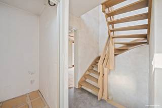 Ruim appartement met groot potentieel, zonnig terras en extra opslagmogelijkheden.<br /><br />Ontdek dit <strong>ruime appartement</strong>  te Waregem (Desselgem) met tal van mogelijkheden, ideaal voor wie op zoek is naar <strong>een renovatieproject/afwerkingsproject met meerwaarde</strong>. De <strong>lichtrijke </strong>leefruimte (83m²) biedt dankzij haar open structuur een uitstekende basis voor een hedendaagse inrichting op maat.<br /><br />Op de bovenverdieping bevindt zich een <strong>ruime zolderverdieping </strong>met zichtbare dakconstructie, perfect om verder in te richten tot slaapkamers, bureau of hobbyruimte. Dit maakt het appartement bijzonder interessant voor wie extra woonvolume wenst te creëren.<br /><br />Een absolute troef is de mogelijkheid tot het aanleggen van <strong>een groot en zonnig dakterras</strong> bovenop de <strong>onderliggende loods </strong>(welke eventueel mee verkocht kan worden), waar u in alle privacy kan genieten van buitenruimte — een zeldzaamheid in dit segment.<br /><br />Verder beschikt het appartement over <strong>twee private parkeerplaatsen</strong>, wat zorgt voor extra comfort.<br /><br />Extra interessant: het <strong>onderliggende handelspand met loods (ca. 107 m²)</strong> is eveneens te koop, ideaal voor zelfstandigen, investeerders of wie wonen en werken wenst te combineren op één locatie.<br /><br /><u>Troeven op een rij:</u><br /><br />+ Veel ruimte en renovatiepotentieel;<br />+ Mogelijkheid tot groot dakterras;<br />+ Zolder met uitbreidingsmogelijkheden;<br />+ 2 privatieve bergingen;<br />+ Combinatiemogelijkheid met handelspand en loods (107 m²).<br /><br />Ideaal voor investeerders of handige kopers die op zoek zijn naar een vastgoedopportuniteit met rendement.<br /><br />EPC label C<br /><br />Benieuwd naar dit pand of een andere eigendom? www.coventa.be – 051 222 051