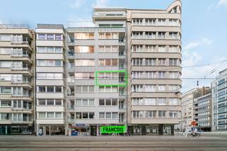 Pal in centrum Oostende aan de hoek van het Marie-Joséplein, treffen we dit zorgvuldig onderhouden appartement aan. Op wandelafstand heeft u alle winkels, horeca en openbaar vervoer beschikbaar. <br /><br />Het appartement is logisch ingedeeld. Er is een ruime inkomhal met vestiaireruimte. De leefkamer biedt zowel een eet-als leefhoek. Aanpalend is er de keuken met de nodige voorzieningen en toegang tot het balkon. <br /><br />Achterin het appartement is er één volwaardige slaapkamer. De badkamer is uitgerust met een douche en lavabo. Het toilet is apart. <br /><br />In de kelderverdieping is er een privatieve berging. <br /><br />Tot slot is er nog een gemeenschappelijke fietsenberging.<br /><br />Het pand is op heden verhuurd aan een vaste bewoner waardoor het tevens als investering zeer interessant is. <br /><br />Bent u op zoek naar een interessante investering aan de kust? <br /><br />Aarzel niet en neem contact op voor meer info of een afspraak. <br /><br />