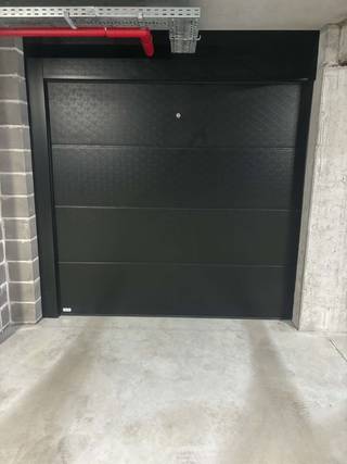 Deze goed onderhouden garage is gelegen in een afgesloten en veilig garagecomplex.<br />De garage is uitgerust met een automatische sectionale poort, verlichting en elektriciteit, wat zorgt voor extra comfort en gebruiksgemak.<br />Ideaal voor het veilig stallen van een wagen, maar ook perfect geschikt als opslagruimte voor persoonlijke goederen, materiaal of fietsen.<br />Een praktische en veelzijdige ruimte op een vlot bereikbare locatie - residentie Arena.<br /><u>Beschikbaar</u> : onmiddellijk<br /><br />Benieuwd naar deze garage ? <br />Ga naar de website www.dicasa.be, klik op het pand dat je wenst te huren en vul via de knop "Bezoek aanvragen" een kort profiel in. Daarna nemen we contact met je op voor een bezoek. Telefonisch kunnen er geen afspraken gemaakt worden.