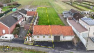 Dit perceel, <strong>gelegen in een goedgekeurde verkaveling, heeft een totale oppervlakte van zo'n 614 m² (zie plan lot 1 en lot 1A)</strong> en is geschikt voor het <strong>creëren van een halfopen woning.</strong> De straatbreedte bedraagt ongeveer 11,6 meter. De maximale bouwdiepte bedraagt <strong>15 meter op het gelijkvloers en 12 meter op de verdieping,</strong> rekening houdend met<strong> zijdelingse bouwvrije strook van 3 meter. </strong><br /><br />Hierbij enkele voorschriften die van toepassing zijn: kroonlijsthoogte bedraagt tussen 5,9 meter en 6,2 meter, hellend (tussen 35° en 45°) of plat dak is toegestaan, max. 2 bouwlagen, inpandige garage is mogelijk, ... Meer info omtrent de bouwmogelijkheden te verkrijgen op kantoor.<br /><br />Binnen deze verkaveling bepaalt <strong>de eerst aangevraagde woning de dakvorm, kroonlijsthoogte, ... </strong>waarna de aangrenzende woning deze bouwvoorschriften dient te volgen. Dit zorgt voor een harmonieuze en esthetisch samenhangende woonomgeving.<br /><br />Dit perceel biedt niet alleen de <strong>mogelijkheid om te bouwen in een rustige, groene omgeving, maar biedt ook een uitstekende locatie met gemakkelijke bereikbaarheid. </strong>Het is een ideale plek voor wie op zoek is naar een kwalitatieve en duurzame woonplek. Voor meer info, contacteer Tijl via 0477 44 86 11.