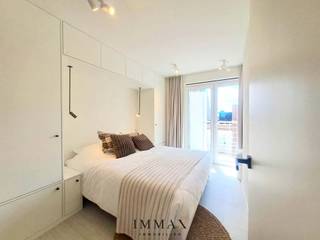 Mooi gerenoveerd appartement gelegen op de zeedijk van Duinbergen met prachtig frontaal zeezicht. Een prachtig appartement afgewerkt...