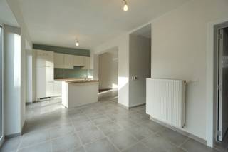 In hartje Zarren op wandelafstand van diverse handelzaken treffen we deze totaalgerenoveerde woning aan.Het betreft een vernieuwbouw van 2023, die...