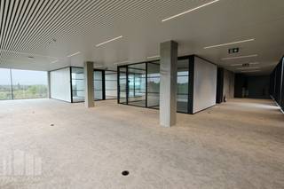 Bent u op zoek naar een unieke kantoorruimte op een toplocatie met onmiddellijke verbinding naar belangrijke snelwegen? Dan is deze kantoorruimte van 444 m² op de 5de verdieping van de innovatieve en hypermoderne bedrijvencampus 'O-Forty' precies wat u zoekt. Gelegen naast op- en afrit 9 Oostkamp én met visibiliteit langs de E40 biedt deze ruimte een uitstekende bereikbaarheid.<br />
<br />
De kantoren zijn bemeubeld en volledig ingericht. U kunt ook gebruik maken van de gemeenschappelijke refter/ontspanningsruimte en extra vergadermogelijkheden (en seminarie ruimtes) in toren 'B'. <br />
<br />
Deze bedrijvencampus biedt nog vele andere voordelen, zoals een event space, coworking space, foodbar, fitness, padel, badgesysteem, pakjesmuur en ruime boven en ondergrondse parkeermogelijkheden. Onmiddellijk beschikbaar!<br />
<br />
EPC: 20260731-0020085613-NR-1<br />
<br />
Neem contact op met PANORAMA B2B voor bijkomende inlichtingen, plannen of een vrijblijvend plaatsbezoek via 0479 70 70 73.