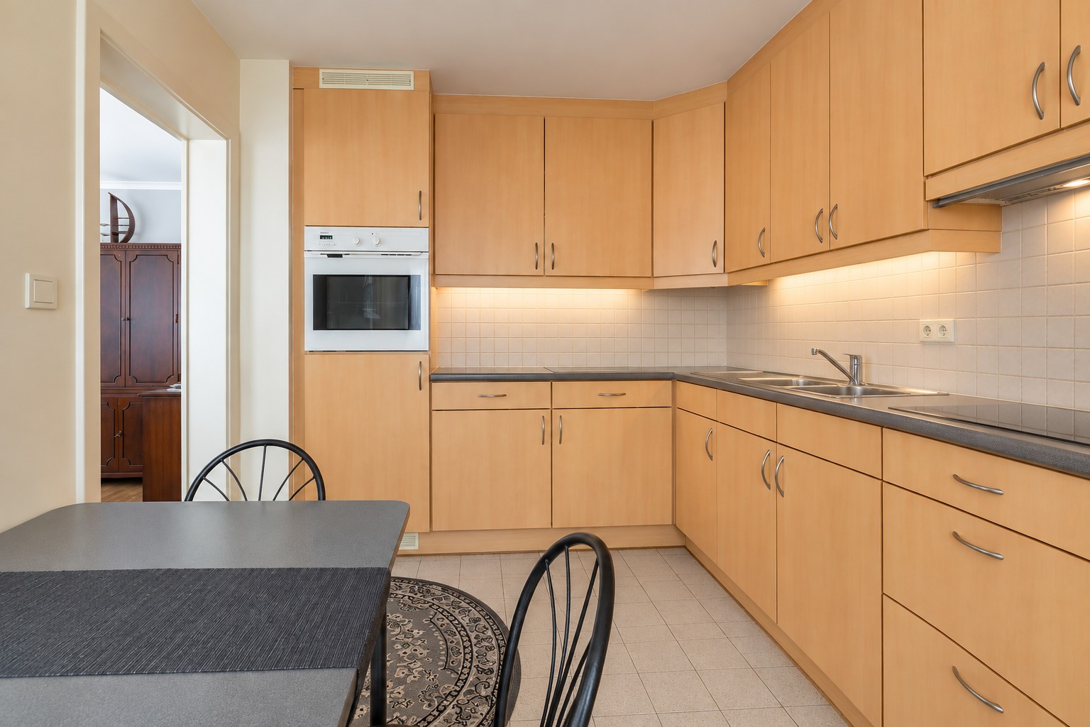 Ruim 3-slaapkamerappartement op topligging in het bruisende commerciële centrum van Blankenberge. - foto 5