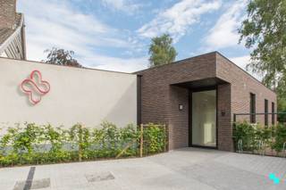 Deze moderne praktijkruimte van ca. 94 m² (volgens indiciatieve opmetingen) geniet van een zeer centrale ligging, voldoende parkeergelegenheid en...