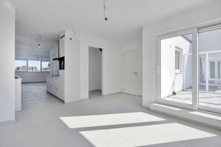 <p>mmo DAVID stelt u dit energiezuinige nieuwbouw duplexappartement met twee slaapkamers en een zuidgericht terras van 9 m² voor. Hier geniet u van volledig ontzorgd wonen: alles is nieuw, kwalitatief afgewerkt en ontworpen met oog voor comfort, energiezuinigheid en hedendaags woonplezier.</p>
<p>Het duplexappartement is gelegen op de tweede verdieping, in een verkeersluwe, doodlopende straat, in een kleinschalig gebouw zonder lift, waardoor u geniet van een rustige woonomgeving en lage gemeenschappelijke kosten.</p>
<p>Via de inkomhal komt u in de ruime en lichtrijke leefruimte van 47 m² met open keuken. Vanuit de woonkamer heeft u rechtstreeks toegang tot het zuidgerichte terras van 9 m², waar u de hele dag door van de zon kunt genieten. Verder beschikt het appartement over twee comfortabele slaapkamers van 15 m² en 11 m², een moderne badkamer met inloopdouche en dubbele wastafel, een aparte wasberging, een afzonderlijk hangtoilet met handenwasser en een videofoon voor extra comfort en veiligheid. Via een praktische trektrap bereikt u bovendien de ruime privatieve bergzolder, ideaal als extra bergruimte.</p>
<p>Bij het appartement hoort bovendien een privatieve autostaanplaats en er is een gemeenschappelijke fietsenberging voorzien.</p>
<p>Dankzij de uitstekende energiescore A, zonnepanelen, een warmtepomp en een performant ventilatiesysteem woont u hier niet alleen comfortabel, maar ook bijzonder energiezuinig.</p>
<p>Een absolute topligging, vlak bij het centrum van Zellik, de E40, de Ring Brussel, winkels, openbaar vervoer, Brussel, UZ Jette, het Laarbeekbos en de fietssnelweg, maakt dit duplexappartement de ideale keuze voor wie rustig wil wonen met alle voorzieningen binnen handbereik.<br />EPB in opmaak</p>