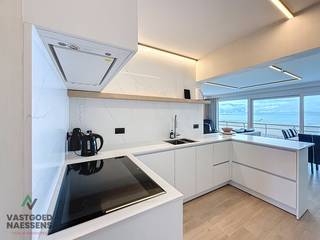 Dit schitterend vernieuwde appartement is gelegen op de 2DE verdieping van de prestigieuze Royal Palace. Het appartement werd volledig vernieuwd waarbij kosten noch moeite gespaard werden. Er is een schitterend zicht op zee die onmiddellijk opvalt bij het betreden van het appartement. De keuken is voorzien van alle toestellen en beschikt over een bijkeuken dewelke nog toegang geven tot een bureauruimte/ontbijthoek. Het appartement beschikt over voldoende bergruimte en elke ruimte werd optimaal benut. Zo zijn er 3 ruime slaapkamers waarvan de masterbedroom voorzien is van een dressing en ensuite badkamer. Er is nog een tweede badkamer en een afzonderlijk toilet. Zowel achteraan als vooraan beschikt het appartement over een zonnig terras waar u elk moment van de dag kan genieten van de zon. De residentie is ondertussen een begrip op de dijk van Oostende en verkeert in uitstekende staat. Er hoort tevens een kelder bij het appartement en er is de mogelijkheid tot het aankopen van een garage.