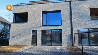 <strong>Luxe gelijkvloers appartement van 116m² met zonnig terras 23m² en tuin 177m² gelegen in het centrum van Maasmechelen.</strong><br /><br />Residentie Via Rosa bestaat uit slechts 5 appartementen en is beschikbaar tegen het einde van dit jaar.<br /><br />Dit appartement bestaat uit een ruime woonkamer met veel lichtinval, die overgaat in een open keuken met berging. Vanuit de living heeft u toegang tot een groot zonnig terras van 23m². <br />Er zijn twee ruime slaapkamers met in het midden een badkamer met een inloopdouche met glazen wand en een dubbele wastafelmeubel.<br /><br />Het gelijkvloers beschikt over 177m² tuin met een tuinberging.<br /><br />Aan de voorkant van het gebouw is er een privé-parking.<br /><br />Wordt verkocht onder het btw-stelsel. 6% btw mogelijk voor enige eigenwoning.<br /><br />E-peil 0, betekent dat er een vrijstelling is gedurende 5 jaar op de onroerendgoedbelasting.<br /><br /><br />Bestuursmaatregelen in het maatregelenregister: nee.<br />Zeer centrale ligging midden in het commercieel centrum van Maasmechelen, vlakbij MM Village, M2, de autostrades en het Nationaal Park Hoge Kempen.<br />Vergunning uitgereikt/Woongebied/Geen rechterlijke herstelmaatregel of bestuurlijke maatregel opgelegd/Geen voorkooprecht/Geen verkavelingsvergunning/ P-score: A/ G-score: A.