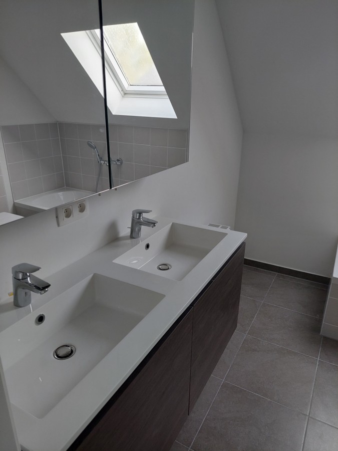Recente halfopen woning met autostaanplaats en tuintje - foto 4