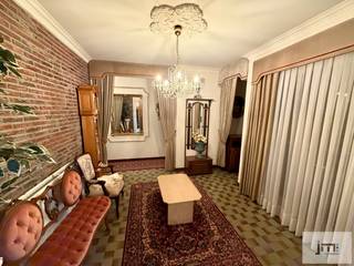 Deze goed onderhouden woning gelegen in een rustige buurt in Alken op een perceel van 11a 66 heeft een ruime zuid-gerichte tuin en biedt goede verbindingen naar de omliggende steden.<br /><br />Bij binnenkomst komt u in de inkomhal met een apart toilet. Aan de linkerkant ligt de ruime woonkamer. Aan de rechterkant van de hal vindt u drie slaapkamers, een badkamer en de trap naar de grote kelder.<br />De keuken ligt aan de achterzijde van de woning en geeft ook toegang tot de woonkamer, waardoor alles mooi verbonden is. Vanuit de keuken komt u in de veranda en vandaar kan u rechtstreeks naar de grote tuin. <br />De kelder strekt zich uit onder de volledige woning en is opgedeeld in verschillende kamers, hier bevinden zich onder andere de wasplaats en de CV-ruimte. De zolder is bereikbaar via een luik.<br /><br />De tuin is voorzien van enkele tuinhuizen en een garage, die extra opslag- en parkeerplek bieden.<br />De woning is voorzien van rolluiken aan de meeste ramen en de muren zijn geïsoleerd. Er is ook reeds een eerste laag van dakisolatie voorzien.<br /><br /><span>*De vermelde oppervlaktes zijn indicatief. JM Vastgoed kan niet verantwoordelijk gesteld worden voor de juistheid van de verstrekte gegevens.</span>