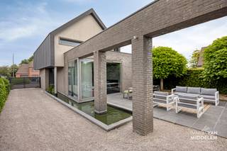 <strong>Immo Van Middelem verkoopt deze ORIGINELE en INSTAPKLARE woning in MODERNE stijl, met sauna en aangename ZUIDGERICHTE tuin op een perceel van +/-12a48ca.</strong><br /><br />Deze bijzondere woning onderscheidt zich onmiddellijk door haar hedendaagse architectuur, verzorgde afwerking en aangename lichtinval. De combinatie van moderne elementen, open ruimtes en grote raampartijen zorgt voor een zeer fijne woonbeleving.<br />De leefruimtes vormen het hart van de woning en sluiten mooi op elkaar aan. Grote raampartijen zorgen voor een sterke verbinding met het terras en de zuid-gerichte tuin.<br />Een extra TROEF is de privésauna met douche: ideaal om thuis volledig tot rust te komen.<br /><br />De indeling van de woning is als volgt:<br />- GELIJKVLOERS: inkomhal met toegang tot kelder, WC, vestaire, volledig uitgeruste open keuken, eet- en leefruimte, toegang tot terras;<br />- 1ste VERDIEPING: mezzanine gebruikt als bureau, badkamer met ligbad en aparte douche en wc, 3 slaapkamers;<br />- ZOLDERRUIMTE: bergzolder;<br />- KELDER: meerdere kelderruimtes waarvan 1 ingericht met sauna en douche;<br />- LOSSTAANDE GARAGE: vooraan garage voor 1 wagen, achteraan tuinhuis.<br /><br />22 zonnepanelen (piekvermogen 7040 kw) én thuisbatterij.<br />EPB: 139 kWh/m².jaar (UC:3795482) - Klasse B. <br />Elektriciteit conform AREI tot 2038.<br />Vrij bij akte.