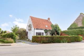 Gelegen in een prachtige omgeving ....<br /><br />Deze volledig te renoveren woning is gelegen in een heel rustige buurt maar toch in de nabijheid van belangrijke invalswegen. <br />Hier zijn heel veel mogelijkheden om uw droomwoning op te trekken!<br /><br />Informatie over renovatie- of bouwmogelijkheden zijn te verkrijgen via ons kantoor!