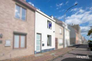 <p><span>Volledig gerenoveerde woning B-label!</span></p><p><span> </span></p><p><span>STARTPRIJS: Elk bod boven deze startprijs, wordt voorgelegd aan de eigenaars, die al dan niet kunnen in gaan op dit aanbod.</span></p><p><span> </span></p><p><span>Deze instapklare woning is rustig gelegen aan de Torhoutse Steenweg in Sint-Andries en werd ca. 5 jaar geleden volledig gerenoveerd. </span></p><p><span> </span></p><p><span>Op het gelijkvloers beschikt de woning over een inkomhal met gastentoilet, een ruime en lichtrijke leefruimte met open keuken en aansluitend een rustig en zonnig tuinterras, ideaal om te genieten.</span></p><p><span> </span></p><p><span>Op de eerste verdieping bevinden zich een badkamer met toilet en inloopdouche, een slaapkamer en een praktische wasplaats. De tweede verdieping biedt nog twee slaapkamers.</span></p><p><span> </span></p><p><span>De woning combineert hedendaags comfort met belangrijke technische troeven: EPC-label B, asbestveilig, conforme elektriciteit en een postinterventiedossier (PID) aanwezig.</span></p><p><span> </span></p><p><span>Aanwezigheid van ventilatiesysteem.</span></p><p><span> </span></p><p><span>Een ideale gezinswoning voor wie op zoek is naar een instapklare woning met 3 slaapkamers en een aangename buitenruimte in Sint-Andries!</span></p><p><span> </span></p><p><span>Contacteer Lorenzo voor een bezoek: 0492 08 08 08 lorenzo@correctvastgoed.be</span></p><p><span> </span></p><p><span>Online schattingstool: https://www.correctvastgoed.be/schatting</span></p><p><span> </span></p>