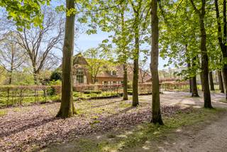 INDIEN U EEN BEZOEK WENST IN TE PLANNEN GELIEVE EEN AANVRAAG TE MAILEN NAAR TINNE.VAN.MECHELEN@HILLEWAERE.BE<br /><br />BEKIJK ALLE FOTO'S OP WWW.HILLEWAERE.BE<br /><br />Een charmante villa gelegen op maar liefst 2,9 hectare, verborgen in alle rust, midden in het groen in Oud-Turnhout. Deze landelijke villa uit 1981 biedt een indrukwekkende bewoonbare oppervlakte van ca. 500 m², met vier slaapkamers en twee badkamers. Dit alles op een prachtig domein waar privacy en natuur centraal staan.<br /><br />Indeling:<br />Bij het binnenkomen word je verwelkomd in een statige inkomhal met vestiaire en gastentoilet. Van hieruit ga je naar het hart van de woning: een gezellige woonkamer met open haard en een aparte zithoek waar knusse avonden vanzelfsprekend worden. Een trap leidt vanuit de zithoek naar een ondergrondse wijnkelder.<br /><br />Aansluitend bevindt zich een sfeervolle bibliotheek- of bureauruimte met een grote charmante raampartij. Via een dubbele deur betreed je de eetkamer, afgewerkt met een parketvloer en zicht op de tuin, ideaal voor lange diners in goed gezelschap.<br /><br />De ruime leefkeuken heeft een authentieke sfeer en is heel functioneel, uitgerust met alle nodige toestellen en een mooi marmeren werkblad. De aangrenzende ontbijthoek maakt dit tot een heerlijke plek om de dag te starten. Vanuit de keuken bereik je de praktische wasplaats, die op haar beurt toegang geeft tot een douche, een apart toilet en de inpandige garage met automatische poort.<br /><br />Eerste verdieping:<br />Op de eerste verdieping vinden we de mastersuite met een eigen salon met open haard en een aansluitende badkamer. Daarnaast zijn er nog drie volwaardige slaapkamers en een tweede badkamer. De polyvalente ruimte biedt een open zicht op de bibliotheek beneden en versterkt het gevoel van ruimte en licht in de woning.<br /><br />Tuin:<br />De tuin is een prachtig verlengstuk van de woning. Idyllisch, waar u volledig tot rust komt. Na een lange werkdag biedt het groen alle ruimte om te ontspannen, met de handen in de aarde of genietend van de stilte op het terras onder de prachtige druivelaar of in het overdekte houten bijgebouw. Via een charmant poortje kom je tot een indrukwekkend stuk parktuin. Schitterende vijver, mooie appelboomgaard en bos.<br /><br />Kortom, een uitzonderlijke plek!<br /><br />Bijzonderheden:<br />- Onmiddellijk beschikbaar<br />- Verwarming op stookolie<br />- Vloerverwarming<br />- Prachtige parktuin<br />- Unieke locatie
