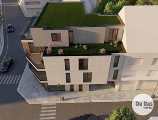 <p><strong>AALST – Nieuwbouwproject Residentie De Gentpoort in het centrum van Aalst</strong><br /><br />In het centrum van Aalst wordt Residentie De Gentpoort gerealiseerd, een hedendaags nieuwbouwproject met 7 appartementen en 2 handelsruimtes. Dankzij de centrale ligging bevinden winkels, horecazaken, diensten en openbaar vervoer zich op wandelafstand.<br /><br />De appartementen beschikken elk over 2 slaapkamers, 1 of 2 badkamers en 1 of 2 terrassen met een gunstige oriëntatie. Ook voor ondernemers biedt dit project interessante mogelijkheden. Eén handelsruimte beschikt over een private tuin, terwijl de andere uitgeeft op het levendige Vredeplein.<br /><br />Op het vlak van comfort en energiezuinigheid zet Residentie De Gentpoort sterk in op moderne technieken. De innovatieve ICF-bouwmethode zorgt voor een goede isolatie, luchtdichtheid en akoestisch comfort. Daarnaast worden de appartementen uitgerust met een geothermische warmtepomp, vloerverwarming met passieve koeling, ventilatiesysteem D, driedubbele beglazing en zonnepanelen.<br /><br />Ook aan praktisch comfort is gedacht. De ondergrondse parkeerkelder beschikt over 7 autostaanplaatsen en 7 private bergingen en is toegankelijk via een autolift. Verder zijn er ondergrondse en bovengrondse fietsenstallingen voorzien. Een lift, videofoon en smartlocks zorgen voor extra gebruiksgemak.<br /><br />De appartementen worden aangeboden volgens het sleutel-op-de-deurprincipe, waarbij u nog keuzes kunt maken voor onder meer de vloeren, keuken en het sanitair. De handelsruimtes worden casco opgeleverd, zodat u deze naar eigen wens en volgens de noden van uw activiteit kunt inrichten.<br /><br />Residentie De Gentpoort combineert hedendaagse architectuur, energiezuinig wooncomfort en een centrale ligging. Zowel voor eigen bewoning als voor een investering of commerciële activiteit biedt dit project interessante mogelijkheden.<br /><br />Aankoop onder gesplitst stelsel:<br />Grondwaarde: €82.771,88 (12% registratierechten)<br />Constructiewaarde: €248.315,63 (21% btw)<br />Totaal incl. btw, excl. kosten en excl. notariskosten: €393.166,41<br /><br />Contacteer ons voor meer informatie over de beschikbare appartementen en handelsruimtes via 053/60.65.60.</p>