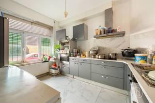 Huis met terras, dicht bij alle voorzieningen (winkels, scholen, openbaar vervoer, A8). Begane grond: hal, woonkamer, eetkamer, ingerichte keuken, terras.1e verdieping: een gang die toegang geeft tot 1 badkamer met ligbad en douche, 3 slaapkamers, apart toilet. TECHNISCHE GEGEVENS: Condensatieketel op stadsgas, PVC-dubbele beglazing, elektrische installatie conform de voorschriften