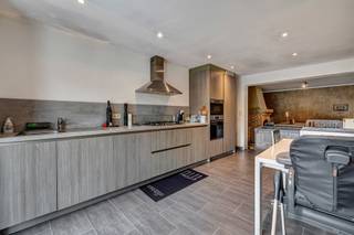 <p>Voor meer info of een bezoek, bel 054 69 39 39 - Wat een opportuniteit in Onkerzele - <strong>Deze verder af te werken woning met drie ruime slaapkamers onderging reeds een grondige renovatie</strong> en biedt heel wat potentieel voor wie op zoek is naar een woning die naar eigen smaak kan worden afgewerkt. Gelegen in een<strong> prachtig stiltegebied </strong>geniet je hier van rust en natuur, terwijl de woning toch vlot bereikbaar blijft. Op het gelijkvloers bevindt zich een inkomhal met trappengang naar de bovenverdieping, een doorgang naar het gastentoilet, een badkamer met douche en lavabo, en een ruime leefruimte met eetplaats. Aansluitend is er <strong>een recente aanbouw</strong> met een moderne keuken (slechts één jaar oud), die via een schuifraam uitgeeft op <strong>het terras en de onderhoudsvriendelijke tuin</strong>. Achteraan bevindt zich een ruim tuinhuis van 8 x 4 meter, ideaal als opslag- of hobbyruimte. Op de bovenverdieping bevinden zich <strong>drie volwaardige slaapkamers</strong> onder het dak, samen met een aparte berging. <strong>Gunstig EPC</strong> - <strong>Conforme elektrische installatie</strong> - Rustig gelegen - Instapklare woning met afwerkingsmogelijkheden naar eigen stijl</p>
