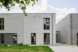 Danneels bouwde deze moderne gezinswoning op een mooi perceel met een ideale zuid oriëntatie in onze groene nieuwe woonbuurt in Heist-op-den-Berg.<br /><br />Deze woning kan<strong> in enkele maanden woonklaar</strong> worden afgewerkt volgens jouw voorkeuren.<br /><br />Deze woning is zeer functioneel ingedeeld. Woonkamer, eethoek én eilandkeuken vormen een mooi geheel. Er is een optimale verbinding met de tuin en het terras. Grote raampartijen zorgen voor een aangename en lichtrijke leefruimte. Op de verdieping hebben we <strong>3 mooie slaapkamers</strong>, een nachttoilet, berging en een ingerichte badkamer.<br /><br />Danneels realiseert deze woning sleutel-op-de-deur met een vaste totaalprijs. Jouw keuken- en badkamerinrichting en de vloer- en wandtegels kies je zelf uit in de toonzalen van onze partners.<br /><br />Een <strong>geothermische warmtepomp</strong>, vloerverwarming, zonnepanelen en een ventilatiesysteem met warmterecuperatie maken jouw nieuwe thuis bijzonder energiezuinig.