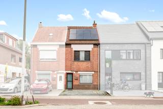 Bent u op zoek naar een gezellige thuis op een gunstige locatie dan is deze woning beslist iets voor u. Deze charmante en knusse woning biedt u op het gelijkvloers een inkomhal, een living met gashaard, een open en ingerichte keuken, een lichtrijke veranda, een spender en een badkamer met inloopdouche, lavabo en toilet. Op de eerste verdieping zijn er 2 slaapkamers en een vaste trap naar de zolder waar zich de 3de slaapkamer bevindt. Achteraan geniet je van een aangename en ruime tuin. Een extra troef zijn de 2 autostaanplaatsen voor de woning. De ramen zijn voorzien van dubbele beglazing en rolluiken. Centrale verwarming op het gelijkvloers. Zonnepanelen met thuisbatterij aanwezig. De woning bevindt zich aan de rand van Sint-Niklaas maar toch in de nabijheid van winkels, scholen, openbaar vervoer en het Waasland Shopping Center. Vlotte verbinding naar E17 en N16. Aarzel niet en boek vandaag nog uw afspraak!