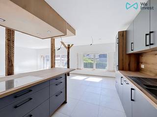 <p>We Invest Malmedy a le plaisir de vous faire découvrir ce charmant appartement neuf de plain-pied, situé au rez-de-chaussée et idéalement implanté au cœur du village de Petit-Thier, dans la commune de Vielsalm. Fonctionnel et confortable, il conviendra parfaitement pour une famille.<br /><br />Composition :<br />Un hall d'entrée desservant sur une cuisine équipée (four, taque induction, hotte, lave-vaisselle, évier, frigo, congélateur et meubles de rangement) ouverte sur le séjour avec un accès sur le jardin, une buanderie avec un espace pour les machines à laver, une salle de bain (douche italienne, meuble évier avec double vasque, sèche serviette), trois chambres à coucher et une toilette indépendante.<br />Un local vélos et poubelles commun, partagé avec l'autre appartement, est également mis à disposition.<br /><br />Aspects techniques :<br />Il est équipé d'une chauffage central au gaz par le sol, alimenté par une chaudière individuelle ; châssis en PVC triple vitrage ; PEB B (136 kWh/m²/an - consommation totale 18 472 kWh/an - Réf. : 20260612032495).<br /><br />Le bien est disponible immédiatement.<br /><br />N’hésitez pas à nous contacter pour organiser une visite ou obtenir davantage d’informations.</p>
