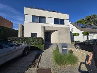 Instapklare eigendom met loftkarakter en uitzonderlijk potentieel in hartje Berlaar.<br />Bent u op zoek naar een ruime, instapklare woning met karakter, een perfecte ligging én interessante toekomstmogelijkheden? Dan verdient deze unieke eigendom absoluut uw aandacht.<br />Met een bewoonbare oppervlakte van maar liefst 238 m² combineert deze eigendom comfortabel wonen, ook met eventueel professioneel gebruik. Het pand is momenteel vergund als bureelruimte met appartement, maar beschikt eveneens over een woonbestemming als gezinswoning, waardoor verschillende invullingen mogelijk zijn naargelang uw behoeften.<br />De lichtrijke loftachtige leefruimte vormt het hart van de woning. Verder beschikt het pand over een volledig uitgeruste keuken, drie volwaardige slaapkamers, een afzonderlijk bureel, een moderne badkamer met inloopdouche, een apart toilet, een praktische berging, een momenteel toegewezen fitnessruimte en een droge kelder.<br />Het gezellige stadstuintje biedt een rustgevende groene toets, terwijl het dakterras een ideale plek vormt om te ontspannen. Daarnaast is er een fietsenoverkapping en beschikt het eigendom over maar liefst vier private autostaanplaatsen.<br />Dankzij de aanwezige zonnepanelen en de energiezuinige voorzieningen geniet u van een comfortabele woonervaring met aandacht voor lage energiekosten.<br />Naast het onmiddellijke wooncomfort biedt deze eigendom een bijzonder interessant meerwaardepotentieel. De combinatie van ligging, oppervlakte, bestemming en flexibiliteit creëert diverse mogelijkheden voor toekomstige waardeverhoging of herontwikkeling. Mogelijkheid tot het creëren van 5x slaapkamers of 4x slaapkamers + welnessruimte.<br />De locatie is zonder meer een absolute troef. Gelegen op slechts 650 meter van het centrum van Berlaar bevinden alle dagelijkse voorzieningen zich op wandelafstand.<br /><br />Gevelbreedte: 11 m<br />Oppervlakte: 370 m2<br /><br />KIJK/ OPEN HUIS DAGEN:<br /><br />ZATERDAG 27/06 van 14h00 tot 17h00<br />ZONDAG 28/06 van 14h00 tot 17h00<br /><br />Of op afspraak: steens44@hotmail.com<br /><br />