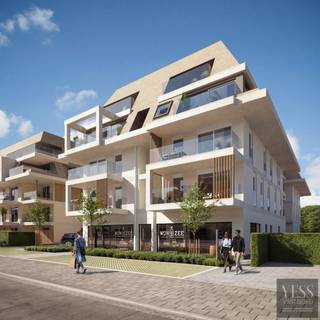 Op een TOP locatie te Nieuwpoort bevindt zich dit ruime en lichtrijke gelijkvloers appartement met een prachtige tuin!<br />Dankzij de uitstekende indeling en het exclusieve gebruiks- en genotsrecht van het aangename terras en de zonnige tuin, geniet u hier van alle comfort van een woning met het gemak van een appartement.<strong><br /><br /><span>Indeling:</span><br /></strong>Bij het binnenkomen wordt u verwelkomd in een verzorgde inkomhal met gastentoilet. Verder beschikt het appartement over een moderne badkamer, een gezellige en open leefruimte uitkijkend op de tuin, volledig uitgeruste keuken met eiland, een praktische berging, 3 slaapkamers, een gesloten garagebox, fietsenstalling voor gewone fietsen en een aparte berging voor 2 elektrische fietsen, en plus een 25m zwembad, kinderzwembad, wellness, enz..<strong><br /><br /></strong>Het appartement zal afgewerkt zijn: eind 2025.<br /><br /><strong>Geniet van het comfort van nieuwbouw, de charme van Nieuwpoort en het voordeel van een aankoop onder registratie, zonder 21% btw.<br /><br /><span>Troeven:</span><br /></strong>Gelijkvloers appartement – geen trappen of liften nodig<br />3 slaapkamers<br />Volledig uitgeruste open keuken<br />Berging in het appartement<br />Vloerverwarming + Terrasverwarming<br />Tuin + Terras (Exclusief gebruiksrecht) <br />Berging voor 2 elektrische fietsen<br />Fietsenstalling met 2 fietshaken voor gewone fietsen<br />Ruime afgesloten garagebox op -2<br />Gelegen op wandelafstand van winkels, restaurants en de zee<br /><br />Dit appartement is ideaal als vaste woonst, tweede verblijf of investering aan de kust<br /><br />Kom het zelf ontdekken – contacteer ons voor een bezoek ter plaatse!<br />info@yess-vastgoed.be / 050 33 59 03