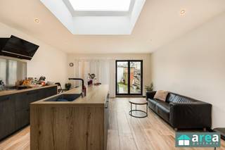 <p><span><span>Bent u op zoek naar een ruime en energiezuinige woning? Dan is deze woning zeker iets voor u! De woning werd volledig gerenoveerd in 2020 en is gelegen in een rustige straat te Deurne-Noord. Het betreft een gezinswoning met mogelijk 4 slaapkamers, ruime tuin en oprit voor de wagen. Omwille van de centrale ligging heb je alles binnen handbereik: winkels, scholen en het openbaar vervoer, in de nabijheid van verschillende invalswegen zoals de Ring van Antwerpen.</span></span></p><p><span><span> </span></span></p><p><span><span>Grootste troeven:</span></span></p><p><span><span>- Gevel-en dakisolatie</span></span></p><p><span><span>- Vloerverwarming</span></span></p><p><span><span>- Conforme elektriciteit</span></span></p><p><span><span>- EPC B</span></span></p><p><span><span>- Zonnige westgerichte tuin (84m²)</span></span></p><p><span><span>- 4 slaapkamers mogelijk (op heden als 3 slpk ingedeeld)</span></span></p><p><span><span>- Ruime leefkeuken met veel lichtinval</span></span></p><p><span><span> </span></span></p><p><span><span>Indeling:</span></span></p><p><span><span>- GVL: Via de inkomhal betreden we de living en de grote volledig geïnstalleerde keuken (36m²). Vanuit deze ruimte hebben we toegang tot de ruime westgerichte tuin (84m²). Tevens is er een apart toilet aanwezig (3m²).</span></span></p><p><span><span>- V1: 2 slaapkamers van respectievelijk 14m² en 9m² en moderne badkamer (10m²) met inloopdouche, wc en dubbele lavabo.</span></span></p><p><span><span>- V2: Slaapkamer 3 en 4 (12m² en 13m²)</span></span></p><p><span><span> </span></span></p><p><span><span>Voor meer informatie kan u terecht bij Area Partners: Info@area.be of 03/284.60.60</span></span></p>